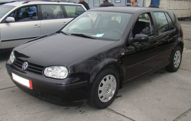 Volkswagen golf, sprowadzony z Niemiec, rocznik 1999, silnik benzynowy 1,6 litra, 105 KM, klimatyzacja, cena 12,6 tys. zł plus opłaty.