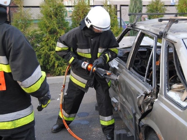 Rozcinanie karoserii, aby dostać się do wnętrza auta.