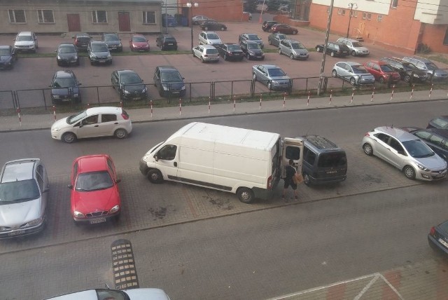 Ciekawe parkowanie na parkingu przy ulicy Fabrycznej