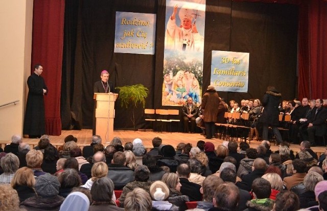 Konferencję otworzył biskup sandomierski Krzysztof Nitkiewicz. W Katolickim Domu Kultury zgromadziło się około 700 osób.