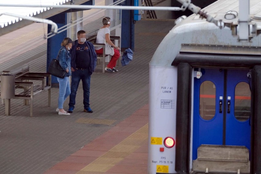 Maseczki ochronne w tramwajach i autobusach sa obowiązkowe....