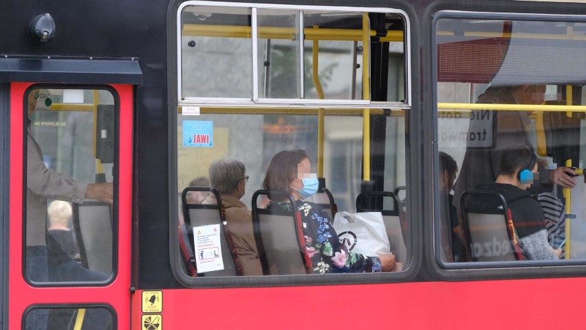 Maseczki ochronne w tramwajach i autobusach sa obowiązkowe....