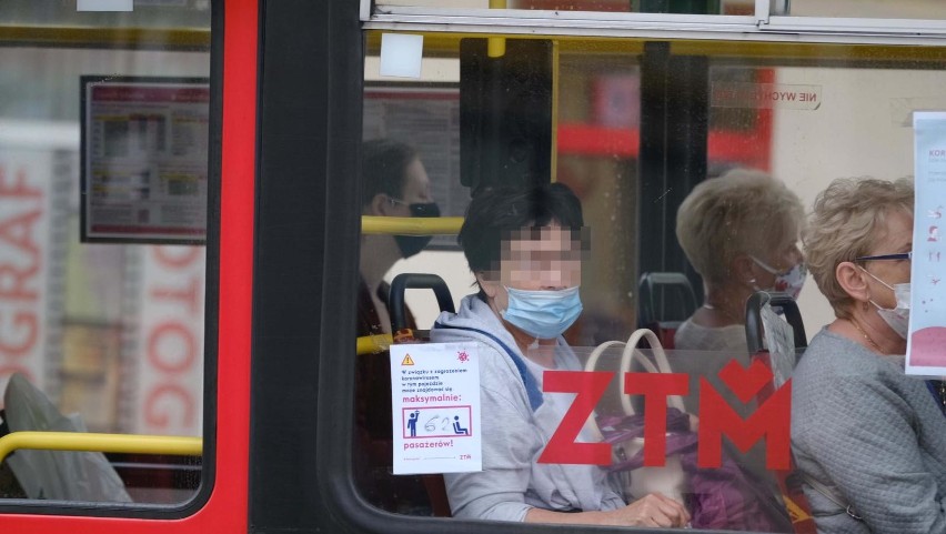 Maseczki ochronne w tramwajach i autobusach sa obowiązkowe....