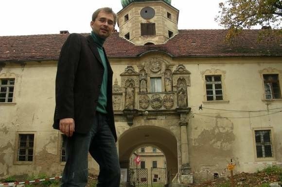 Aleksander Devosgues-Cuber, dyrektor muzeum w Głogówku na tle zamku.