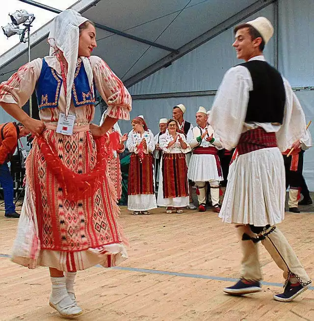 Albański zespół pokazał zaloty mężczyzny, zabiegającego o serce wybranki, która nie zawsze jest przychylna kawalerowi