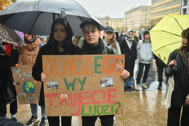 W piątek, 5 listopada młodzież znowu wszyła na ulice Poznania, by zaprotestować przeciwko polityce ekologicznej w kraju i na świecie. Przyczynkiem wydarzenia jest odbywający się w listopadzie COP26 (UN Climate Change Conference). Według MSK to kolejna okazja dla osób decyzyjnych, żeby wprowadzić skuteczną i politykę proklimatyczną.Zobacz zdjęcia z Młodzieżowego Strajku Klimatycznego w Poznaniu -->