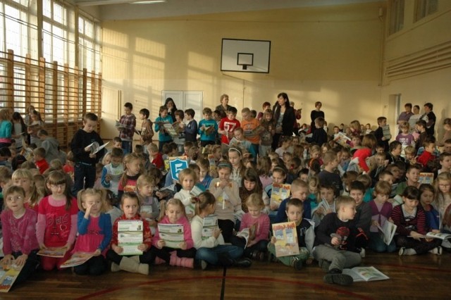 Książeczki edukacyjne otrzymali wszyscy uczniowie klas 0-3 z Bielska Podlaskiego.