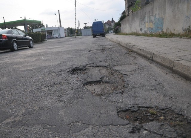 Dziury w nawierzchni na ul. Kożuchowskiej bardzo utrudniają życie kierowców