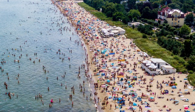 Pomorskie plaże oblegane przez turystów. Dostęp do morza odcinają parawany. Na zdj. plaża w Sopocie, 8.08.2020 r.