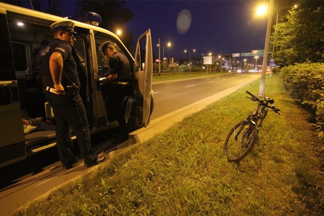Pijanego rowerzystę zatrzymali policjanci w Inwałdzie pod Wadowicami. Dostał rekordowy mandat. Zdjęcie ilustracyjne