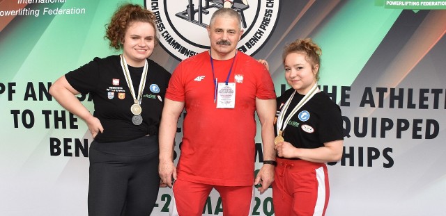 Od lewej - Karolina Kołata, trener Arkadiusz Znojek  i Zuzanna Kula.