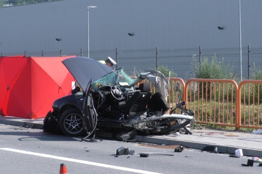 Tragiczny wypadek w Nowej Rudzie. Nie żyją 3 młode osoby, auto rozpadło się na pół [ZDJĘCIA]