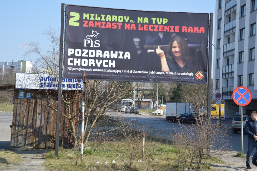 Banner z „fakiem” posłanki PiS Joanny Lichockiej, zdjęcie z...