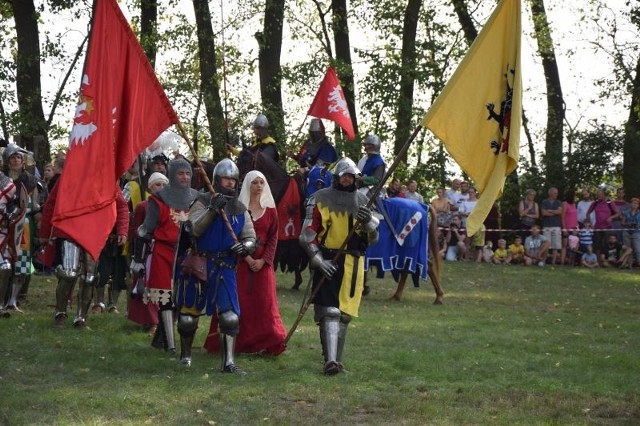 Kilka tysięcy widzów oglądało 18. inscenizację bitwy pod Płowcami, którą w 1331 roku stoczył z Krzyżakami Władysław Łokietek. To była wspaniała lekcja historii, oprawiona ciekawym komentarzem i muzyką z epoki. Jak każdego roku, tak i w tym, inscenizacji towarzyszył jarmark i festyn rodzinny.