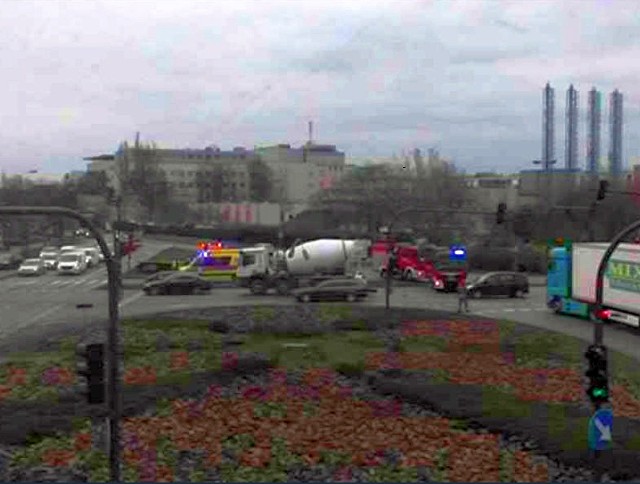 Na rondzie Skrzetuskim w Bydgoszczy auto uderzyło w latarnię. Do zdarzenia doszło 20 kwietnia, krótko przed godziną 15.00