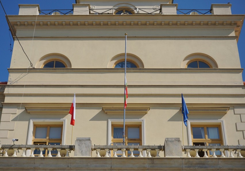 Flaga na ratuszu opuszczona do połowy masztu na znak żałoby po śmierci abp. Pylaka      