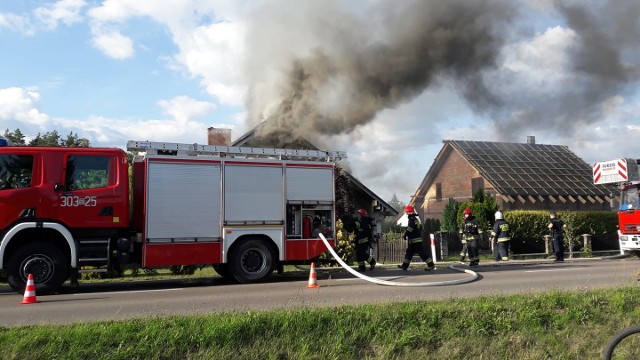 Strażacy gaszą pożar budynku w Krupnikach. Szosa Kruszewska została zablokowana