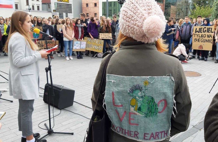 Młodzieżowy Strajk Klimatyczny. Kilkuset młodych ludzi protestowało w Opolu w obronie czystej planety