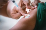 W Kielcach ruszył program darmowych szczepień na grypę, a szczepionek nie ma. Pacjenci oburzeni. Gdzie pytać szczepionkę? [LISTA, TELEFONY]