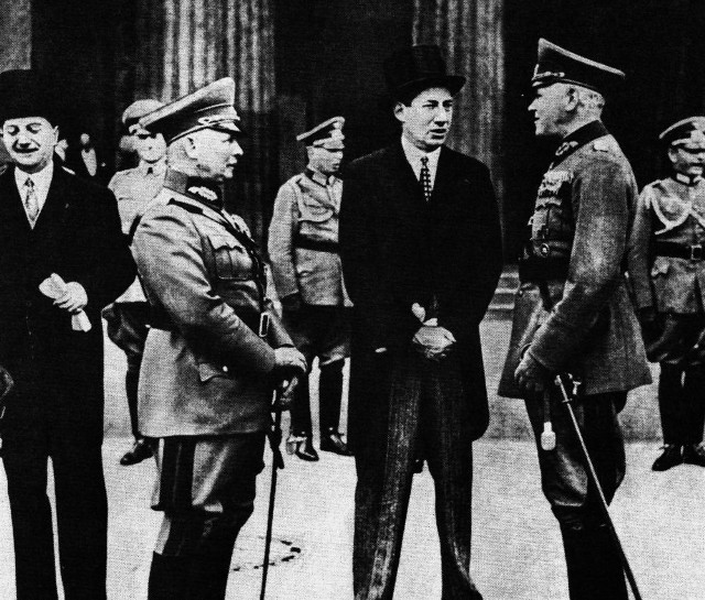 Berlin 4 lipca 1935. Od lewej ambasador Józef Lipski, minister wojny gen. Werner von Blomberg, Józef Beck i gen. Werner von Fritsch