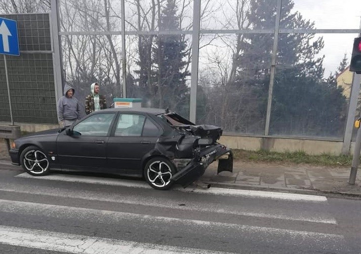 Na drodze krajowej nr 94 w Olkuszu zderzyły się dwa samochody