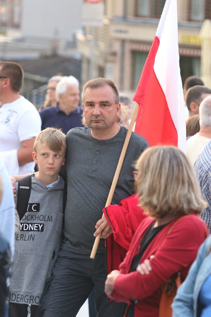 Wielka manifestacja w centrum Kielc „Wolne Sądy” z tysiącami uczestników  