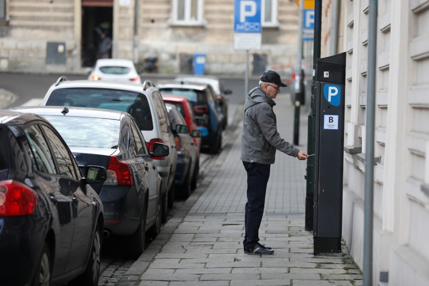 Kraków. Nowe zasady w strefie parkowania wywołują kontrowersje. Prywatne parkingi konkurują cenami z opłatami za postój na ulicach