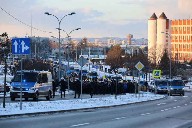Przemarsz kibiców zespołu Motor Lublin w Białymstoku eskortowała policja. Tak wyglądała droga na Chorten Arena