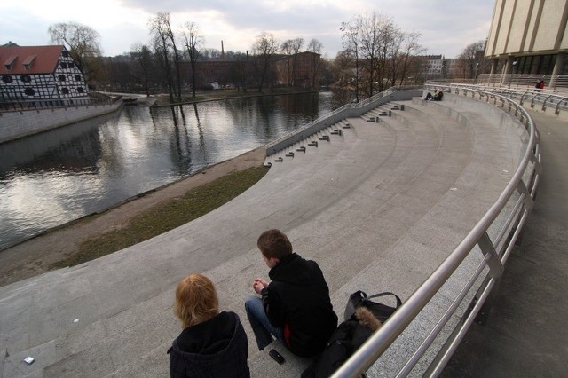 O ile niektórzy wpatrują się w wodę z kamiennych stopni przy Operze Nova, ławeczki wokół sceny przy ul. Grodzkiej świecą pustkami. Czy podobny los czeka amfiteatr na Wyspie Młyńskiej?