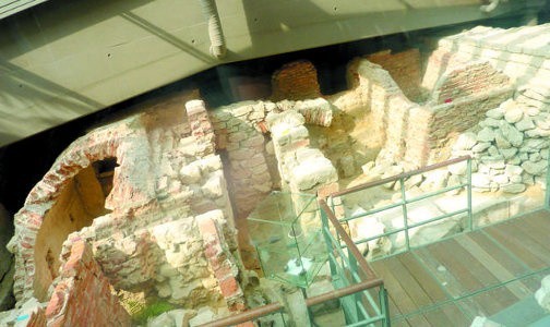 Eksponowanie wykopalisk pod szkłem jest na świecie znane. W Brukseli można tak oglądać mury klasztoru Franciszkanów (na zdj.)