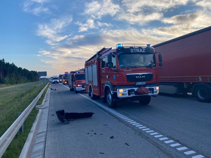 Wypadek na autostradzie A1. Rozpędzony samochód wbił się pod...