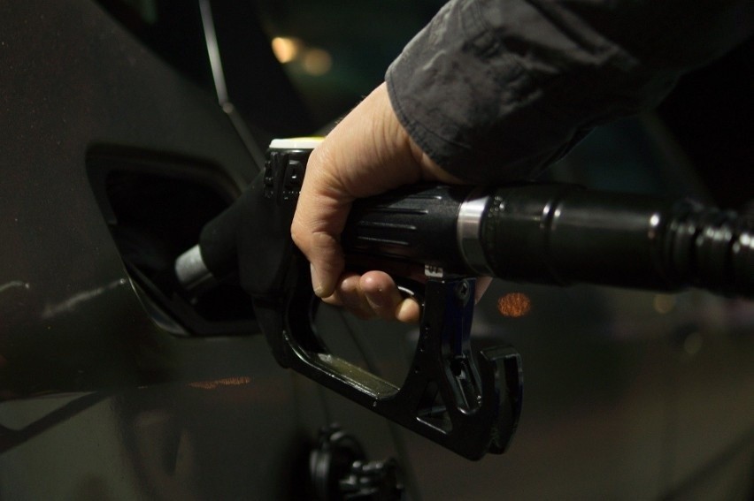 Ceny paliw w Tarnobrzegu rosną w zawrotnym tempie. Na niektórych stacjach ponad 8 złotych za litr paliwa! Gdzie jest najtaniej? Sprawdź!