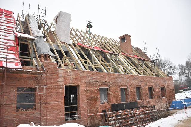 Malbork. Prace na Przedzamczu idą zgodnie z planem. Aktualne zdjęcia z placu budowy robią wrażenie