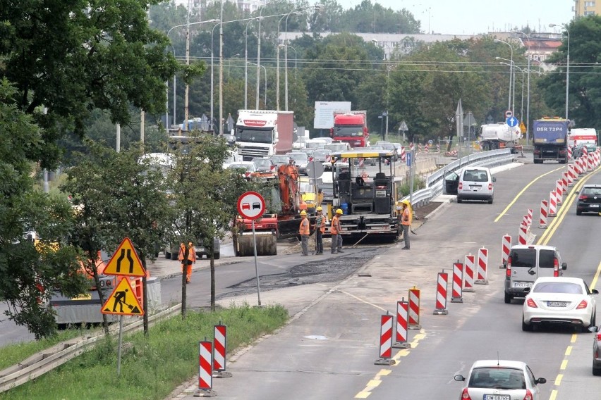 Potężne korki na wyjeździe z Psiego Pola. Drogowcy zwężyli jezdnię