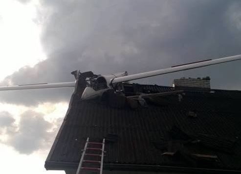 Sidorówka. Szybowiec spadł na dach domu podczas zawodów lotniczych (zdjęcia, wideo)
