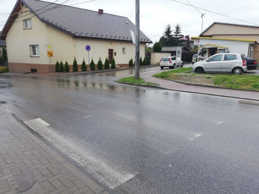 Piesi zagrożeni na pasach. Znaki na drodze powiatowej w Rudawie ścierają się notorycznie