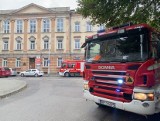 Alarmy chemiczne w szkołach na Podkarpaciu. Strażacy i policja sprawdzają budynki [ZDJĘCIA]