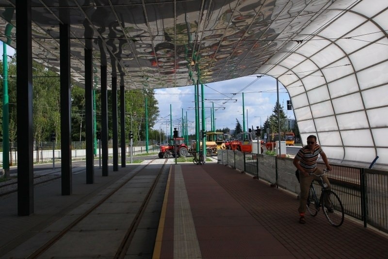 Dworzec Junikowo i trasa tramwajowa na Grunwaldzkiej.