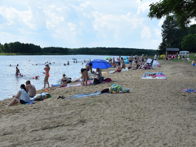 Nad zalewem w Jastrzębiu zwykle wypoczywa wielu mieszkańców powiatu szydłowieckiego i przyjezdnych.