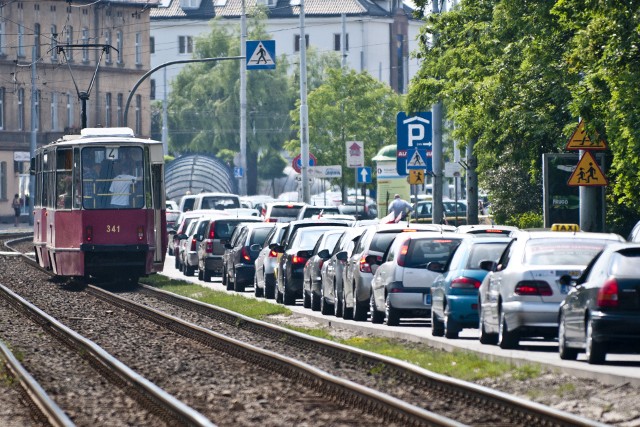 Torowisko na ul. Jagiellońskiej, zdaniem motorniczych, jest w tak fatalnym stanie, że ze względów bezpieczeństwa trzeba tam wprowadzić ograniczenie prędkości tramwajów.