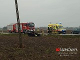 Wypadek koło Tarnowa. Na DW 973 w Niecieczy zderzyły się dwa samochody. Jeden z nich dachował. Droga jest zablokowana
