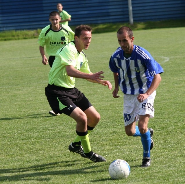 Napastnik Tłoków Gorzyce Karol Korzonek (z piłką) strzelił dwa gole w meczu z Bukową Jastkowice, ale to goście cieszyli się ze zwycięstwa. 
