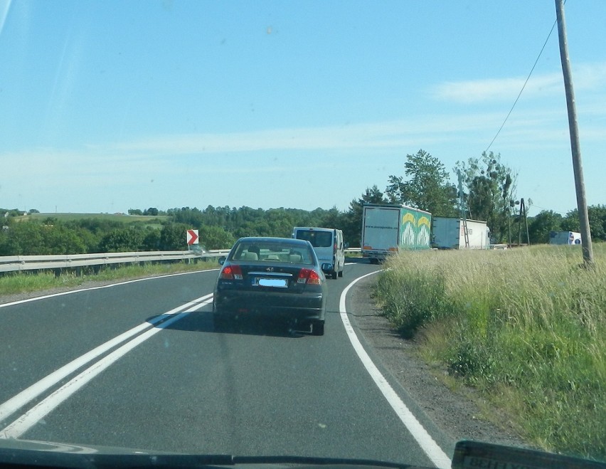 Droga krajowa 25 w Buszkowie ma dobrą nawierzchnię, ale...