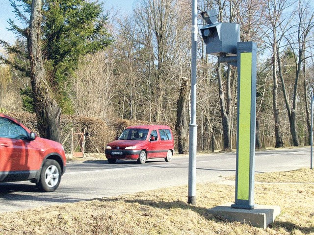 Na razie to tylko straszak na kierowców &#8211; pusta skrzynka przy ul. Kołobrzeskiej w Białogardzie. Pod koniec kwietnia będzie tu już działał prawdziwy fotoradar. 