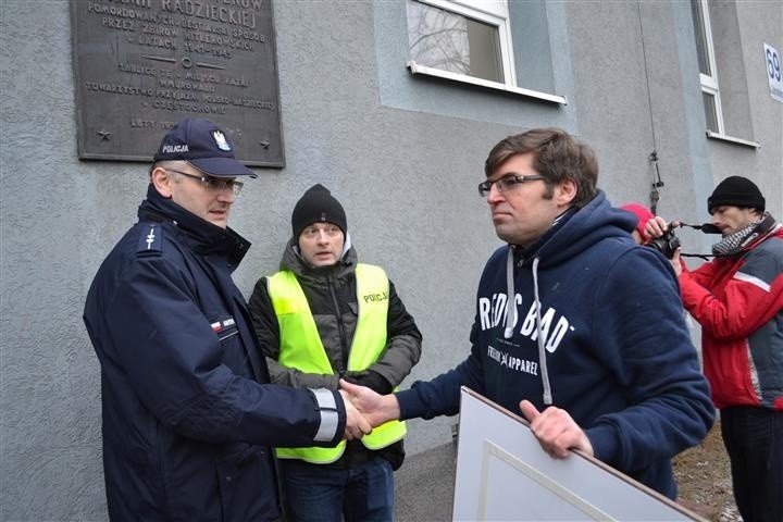 Częstochowa: Poseł Jaskóła przepychał się z policją, która broniła tablicy z sierpem i młotem