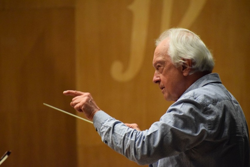 OiFP. Antoni Wit dyryguje orkiestrą Opery i Filharmonii...