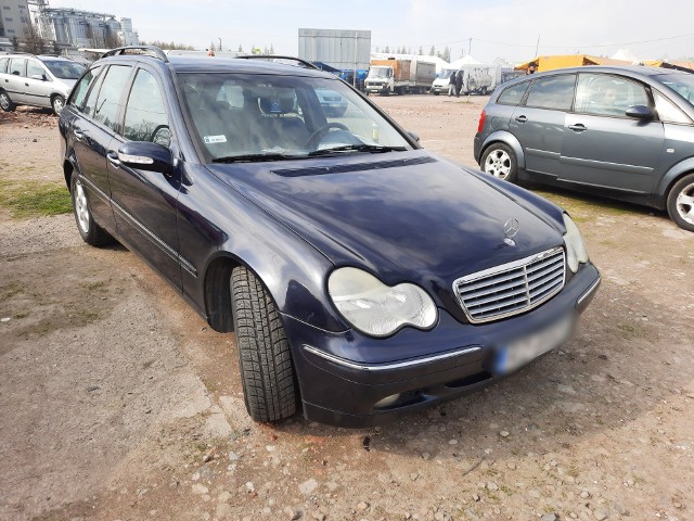 Mercedes C200 W203 z 2003 roku. Klasyk. Potężny silnik TDI 2,2 l. pojemności, o mocy 114 KM. Na liczniku 297 km. Ostatnie 9 lat spędził w Polsce u tego samego właściciela. Cena: 7,4 tys. zł.