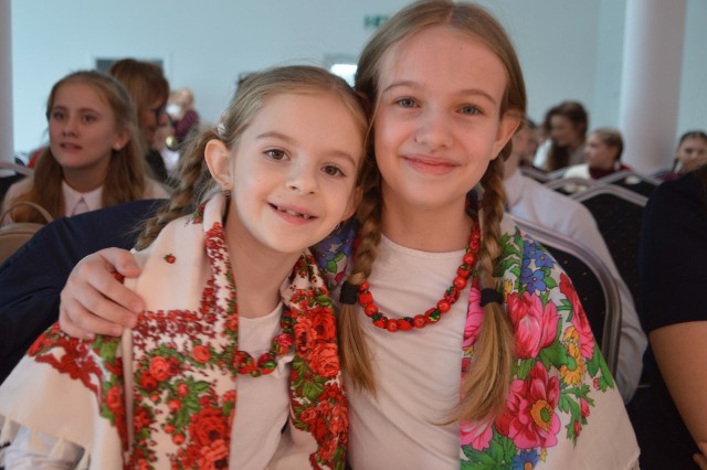 Amelia Jańczyk i Hanna Młodawska z SP w Krasnej pięknie zaśpiewały "Ej, Maluśki, Maluśki" i zajęły drugie miejsce