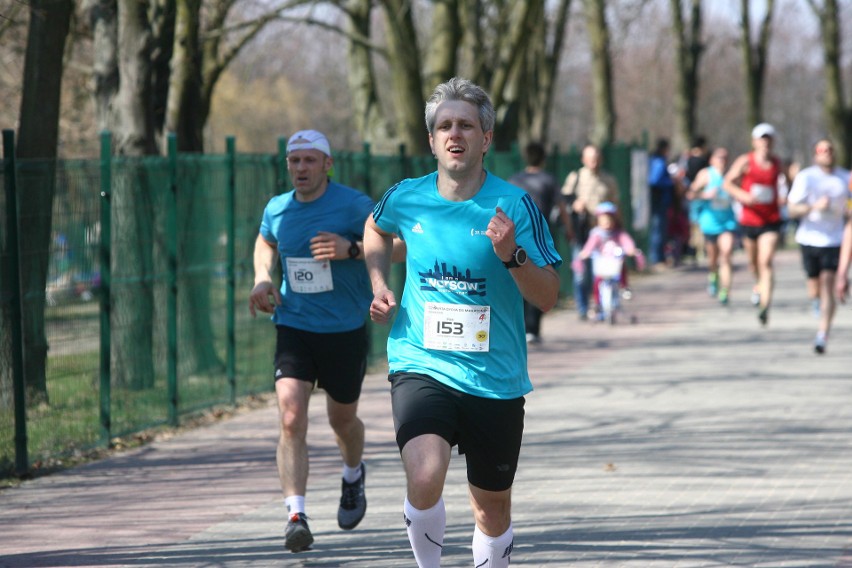 Biegli w niedzielę nad Zalewem Zemborzyckiem. To ostatni bieg z cyklu "Cztery Dychy do Maratonu" [DUŻO ZDJĘĆ]