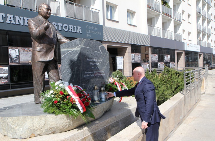 Wicewojewoda Rafał Nowak składa kwiaty przed pomnikiem...